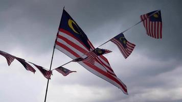 bandeira da malásia é onda em dia de chuva video