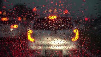 agua de lluvia con bokeh de fondo de la luz del vehículo. video