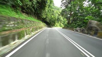 rijden op de landelijke weg bij Sugnai Pinang, Balik Pulau. video