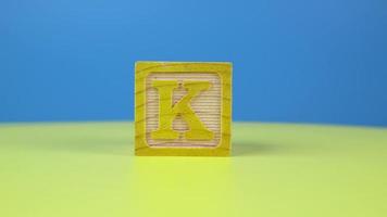 close-up tiro letra k alfabeto bloco de madeira video