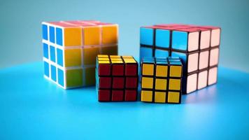 conceptuele grote en kleine rubiks kubus roteren video