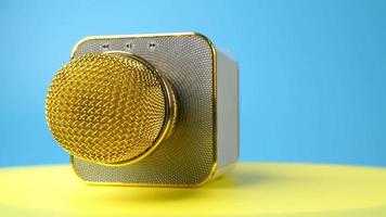 microfone dourado gira na superfície. video