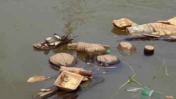 flux de pantoufle d'ordures à la rivière