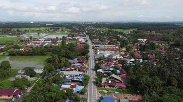 carretera asfaltada aérea en malays kampung