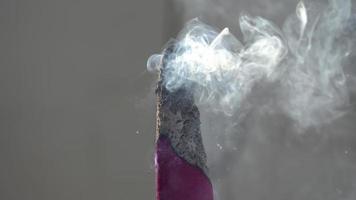 rook komt vrij uit rode joss stick. video