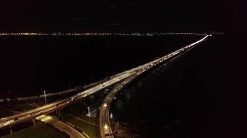 vista aérea de la carretera del puente de penang en la noche video