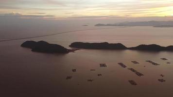 vista aérea pôr do sol da segunda ponte de penang, ilha de pulau aman video