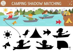 actividad de emparejamiento de sombras de campamento de verano con lindos niños de rafting en botes. Rompecabezas de viaje familiar por la naturaleza con niños en kayak. encuentre la hoja de trabajo o el juego imprimible de la silueta correcta. vector