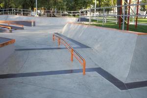 Bmx rider entrenando y haciendo trucos en street plaza, bicyxle stunt rider en cocncrete skatepark foto