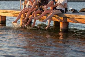 fiesta de verano de jóvenes hermosas mujeres con vino, balneario relajante en un día soleado foto