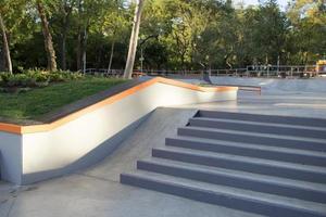 Bmx rider entrenando y haciendo trucos en street plaza, bicyxle stunt rider en cocncrete skatepark foto