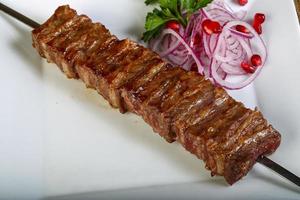 costillas a la barbacoa en un plato foto