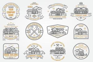 conjunto de identidad de la empresa de construcción de casas con casa suburbana americana. ilustración vectorial insignia de línea delgada, signo para bienes raíces, negocios relacionados con la construcción y la empresa de construcción. vector