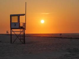 puesta de sol en la isla de juist foto