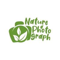 plantilla de logotipo de fotografía natural con una hoja y una ilustración de vector de cámara.