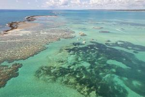 vista aérea de los arrecifes de maragogi, área de protección ambiental de la costa de coral, maragogi, alagoas, brasil.