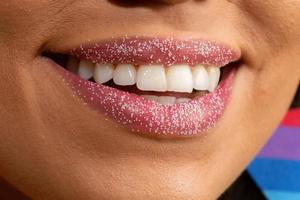 maquillaje de carnaval para celebrar el carnaval de brasil. Tendencia de maquillaje de labios para el carnaval. foto