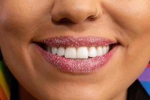 maquillaje de carnaval para celebrar el carnaval de brasil. Tendencia de maquillaje de labios para el carnaval. foto