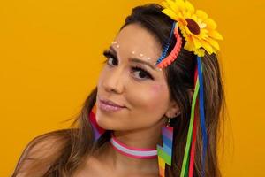 maquillaje de carnaval para celebrar el carnaval de brasil. tendencia de maquillaje y accesorios para el carnaval. foto