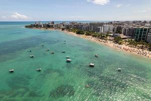 vista aérea de playas en maceio, alagoas, región noreste de brasil. foto