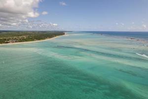 vista aérea de los arrecifes de maragogi, área de protección ambiental de la costa de coral, maragogi, alagoas, brasil.
