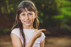 retrato de una hermosa joven sonriente en el lado señalador de la granja. chica en la granja en día de verano. actividad de jardinería. chica brasileña. foto