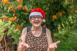 mujer mayor en sombrero de santa smilling. foto