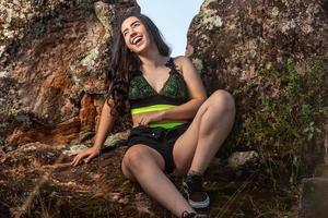 hermosa chica en la naturaleza. parque. viajar. foto