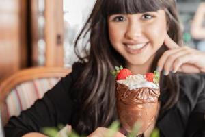 helado blanco mezcla fresa con altas calorías, puede hacerte gordo, enfoque suave, borroso. delicioso helado de vainilla o chocolate con fresa. foto