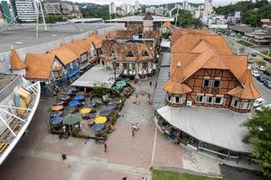 brasil, marzo de 2022 - vista aérea de drones de la ciudad de blumenau foto