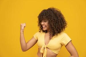 mujer en amarillo foto