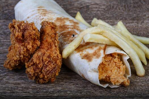 rollo de pollo en madera foto