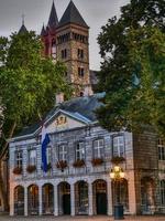 la ciudad de maastricht en el río maas en los países bajos foto