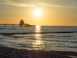 puesta de sol en la playa de zingst foto