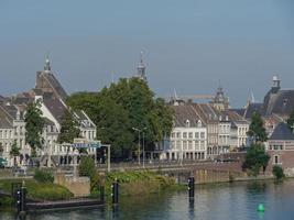 la ciudad de maastricht en el río maas en los países bajos foto