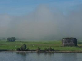 el río rin cerca de wesel por la mañana foto