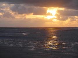 puesta de sol en la playa de juist foto