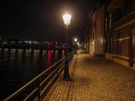 la ciudad de maastricht en el río maas en los países bajos foto