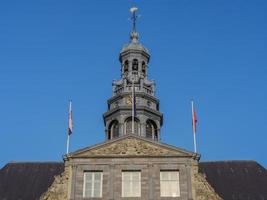 maastricht y kessel en el río maas foto