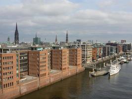 la ciudad de hamburgo en el río elba foto