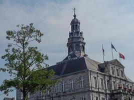 la ciudad de maastricht en el río maas en los países bajos foto