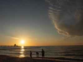 puesta de sol en la playa de zingst foto