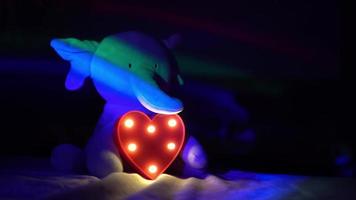 Jouet en peluche éléphant tenant une lumière en forme d'amour avec une LED arc-en-ciel colorée video