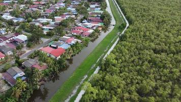 Luftaufnahme malaysisches Dorf in der Nähe von Mangroven video