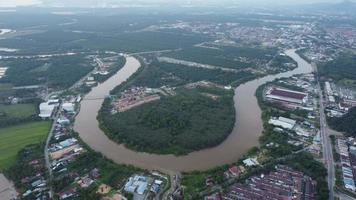 vista aérea curva forma sungai krian río video