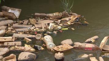Plastikbehälter-Müllfluss am Fluss video