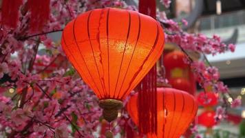 lanterne rouge chinoise pendant la célébration décorée video