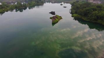 Vol aérien au-dessus de la piscine de la carrière avec réflexion de l'eau claire video