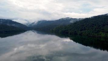 movimiento de vista aérea en el paisaje tranquilo del lago video