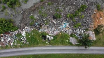 Blick aus der Luft auf den Müll neben der Straße video